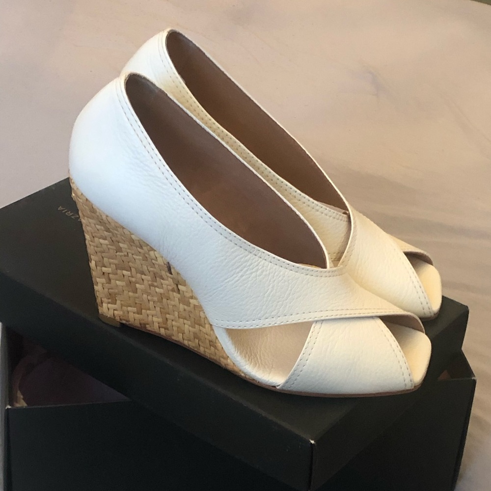 BCBG MAXAZRIA  NEVER BEEN WORN  wedge